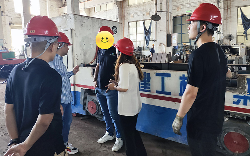 Overseas client visit locomotive manufacture 3.jpg