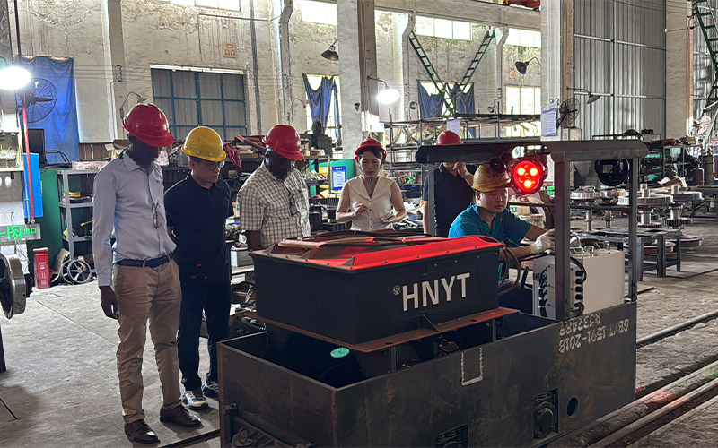 overseas clients visit the locomotive factory 1.jpg