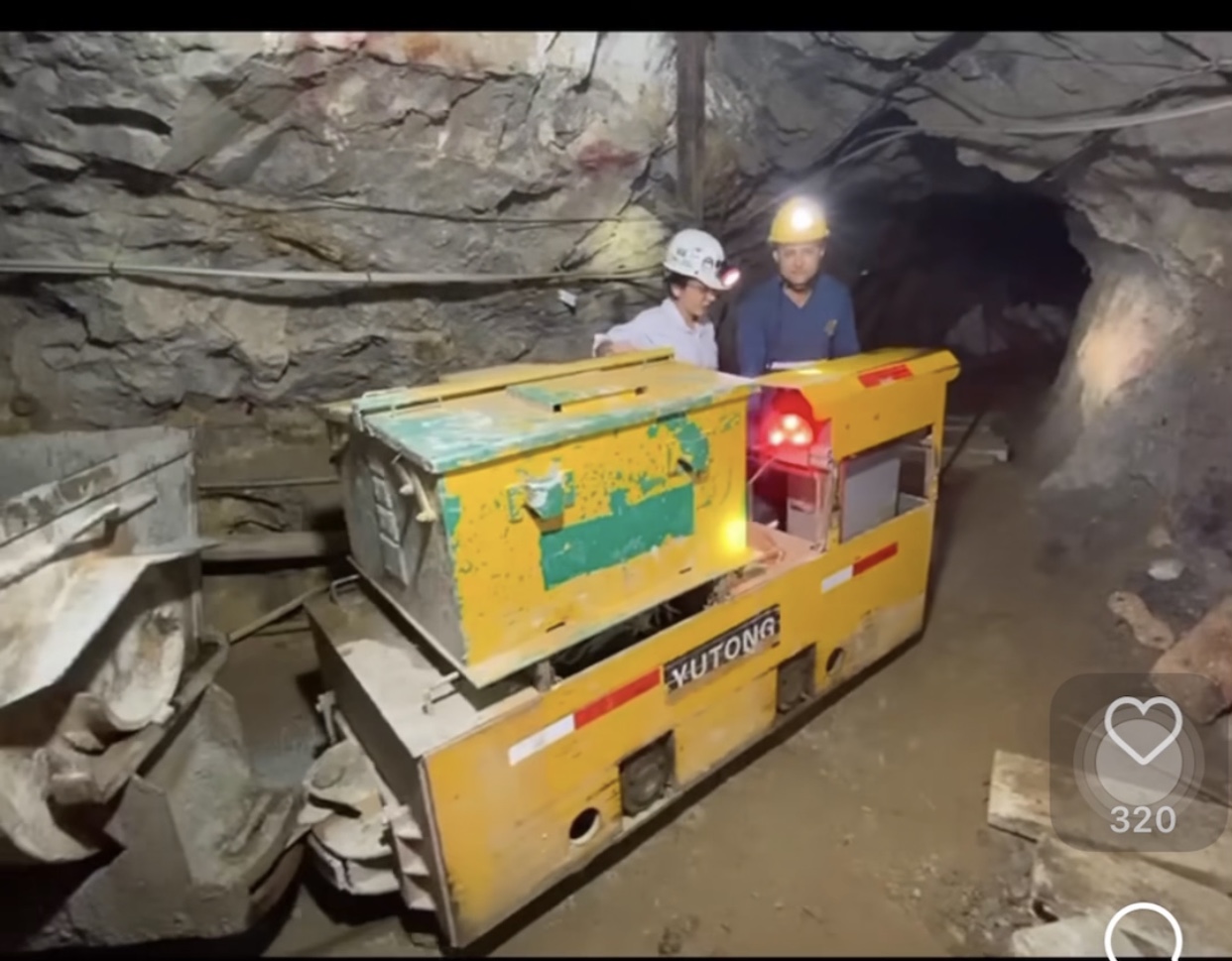 Feedback videos of 2.5 ton battery locomotive from gold mining