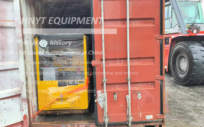 2.5 ton battery electric locomotives loading into shipping containers